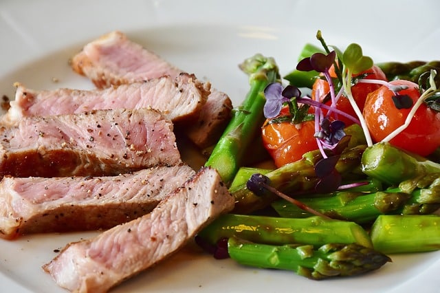 Plat à faible teneur en glucides : asperges avec steak